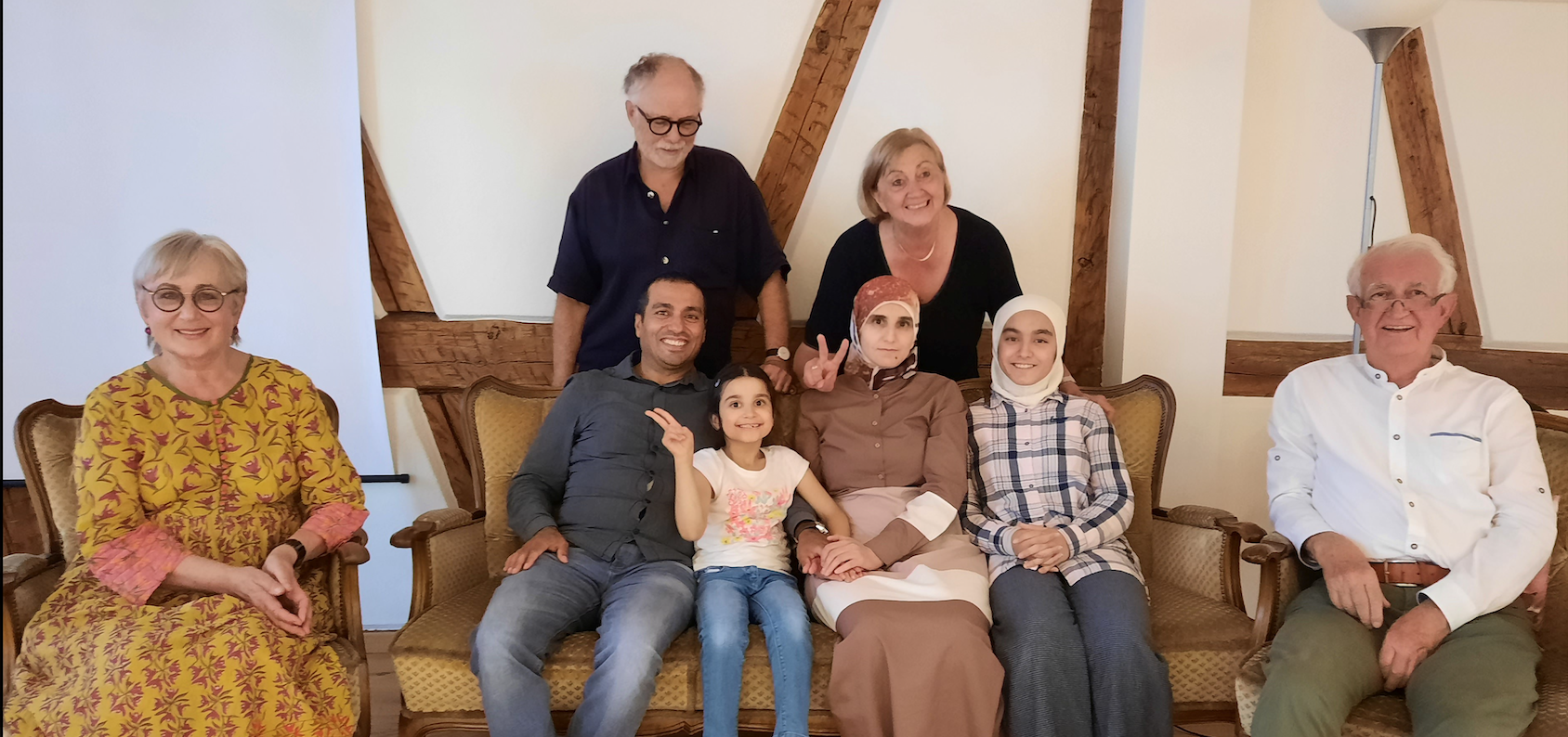 Familie Shttewy mit Ayman, Ghufran, Rim und Rhagad, im Hintergrund Martina Schneider und Kassenwart Dr. Helmut Schneider, links Vorsitzende Dr. Hildegard Müller-Erhard, rechts stellvertretender Vorsitzender Dr. Faidi Mahmoud. Nicht im Bild: Fotograf Michael Erhard  Rhagad mit Schultüte am Einschulungstag