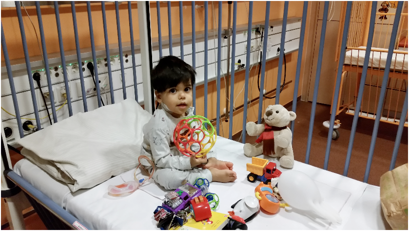 Kayan in der Kinderklinik, nur wenige Tage nach der Operation Kayan in der Kinderklinik, nur wenige Tage nach der Operation
